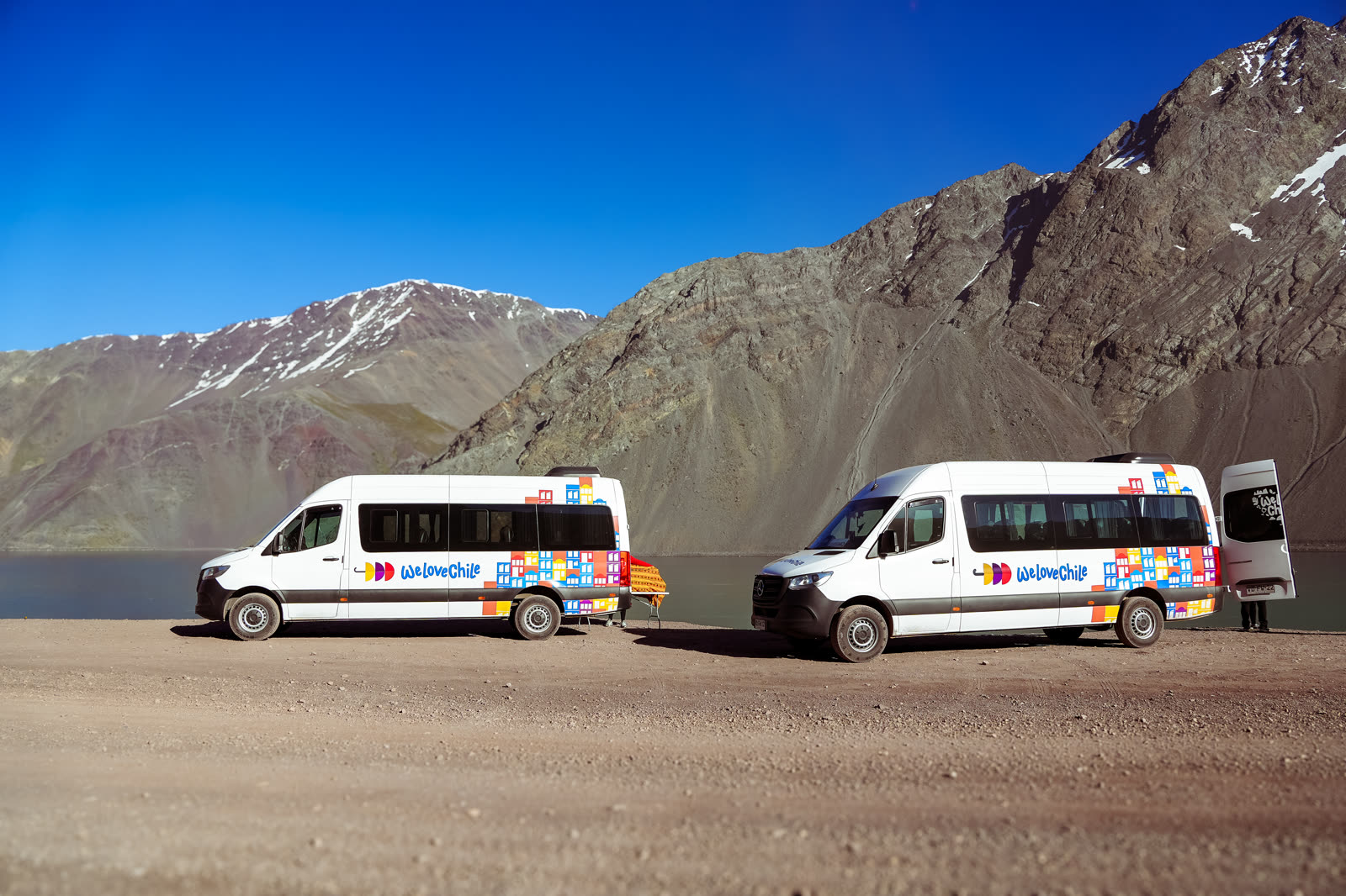 Vans da We love Chile no Cajón del Maipo