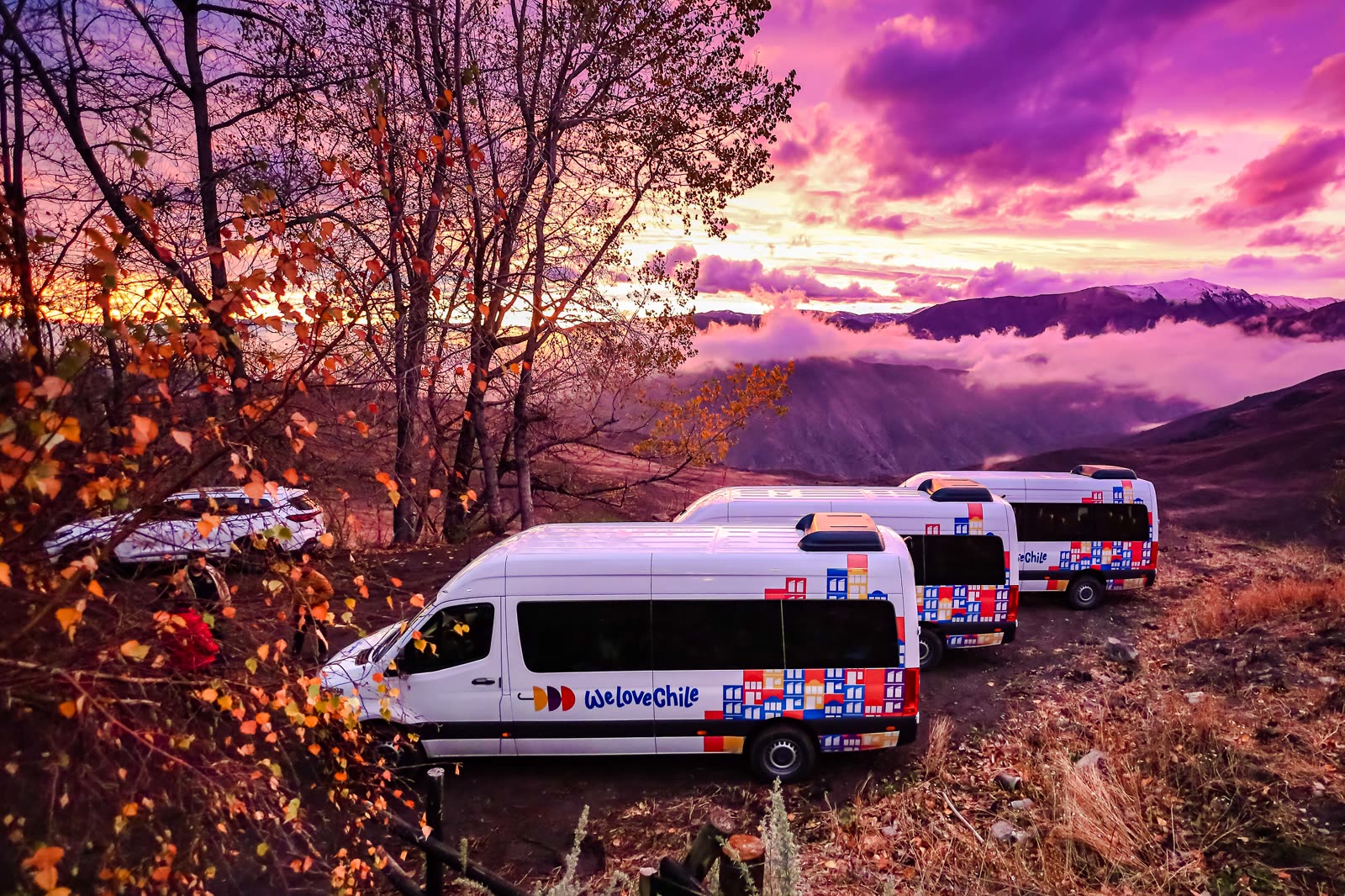 Vans da We love Chile na cordilheira ao entardecer