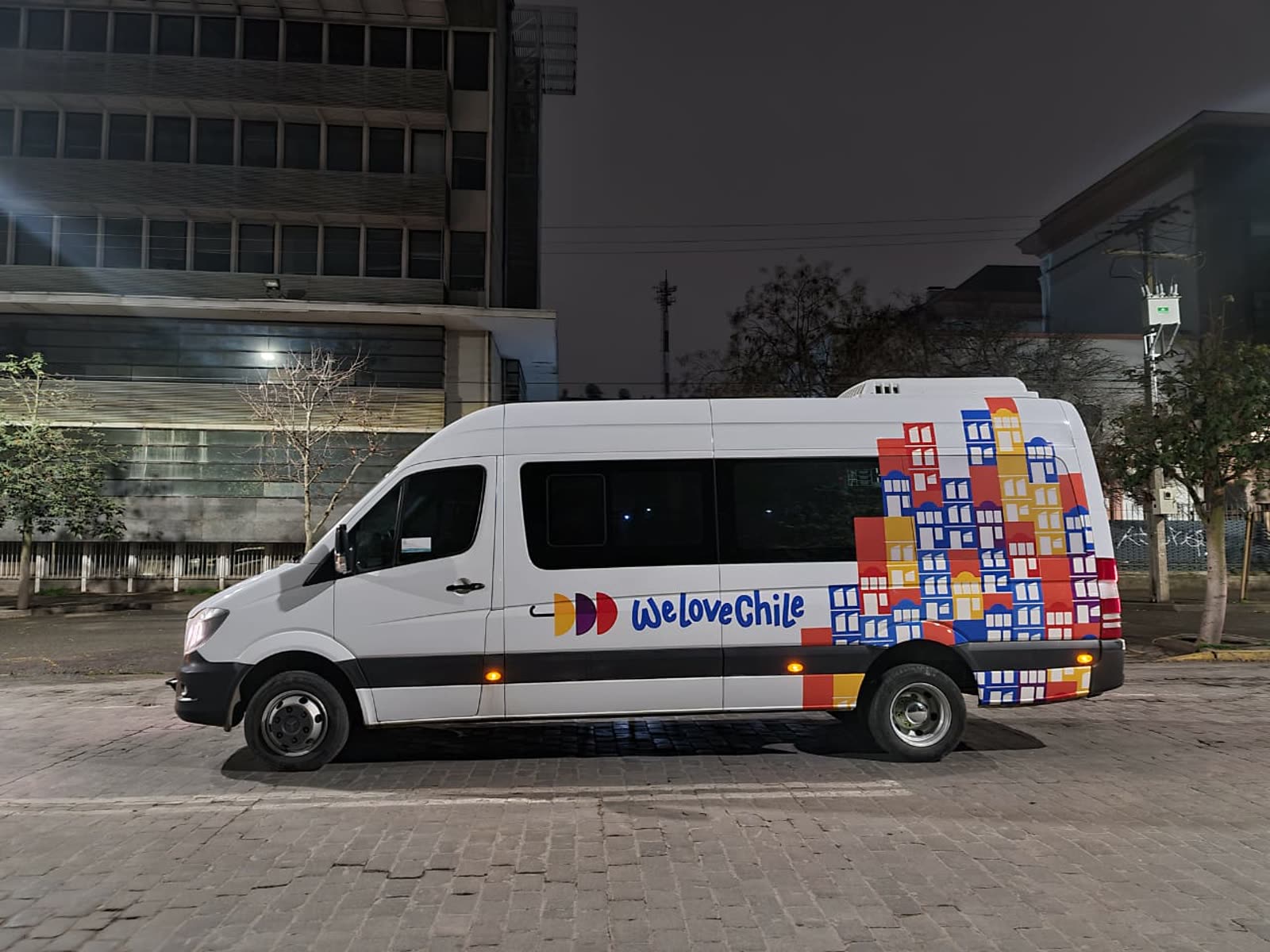 Van da We love Chile em Santiago à noite